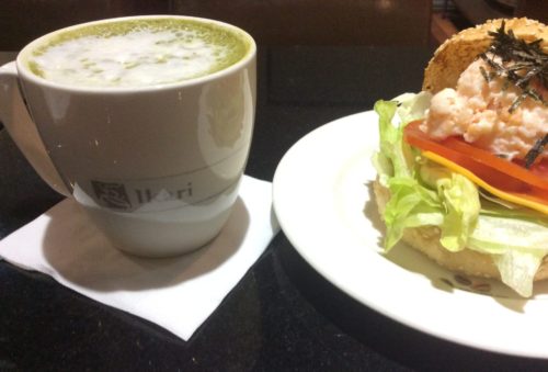 IkariCoffeeバーガーとラテセットのアップ